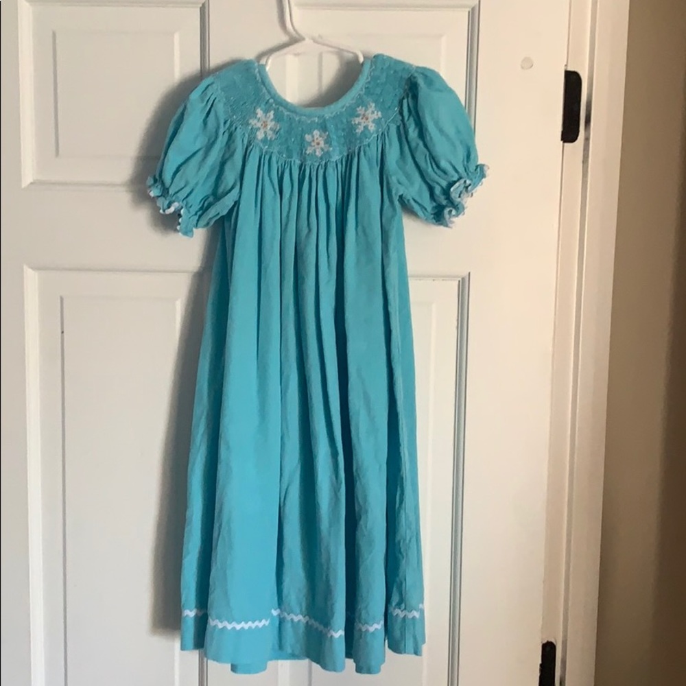 EUC Girls Smocked Snowflake dress 4/5